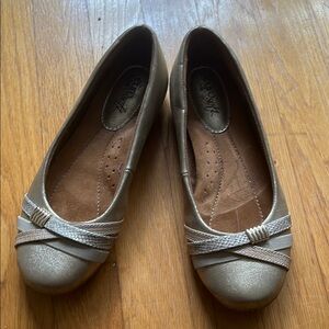 Gold Flats with Classic Design and Flexible Sole